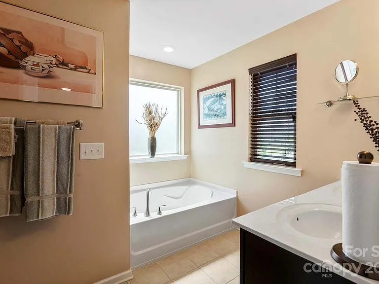5009 Mockernut Ln — Photo 12