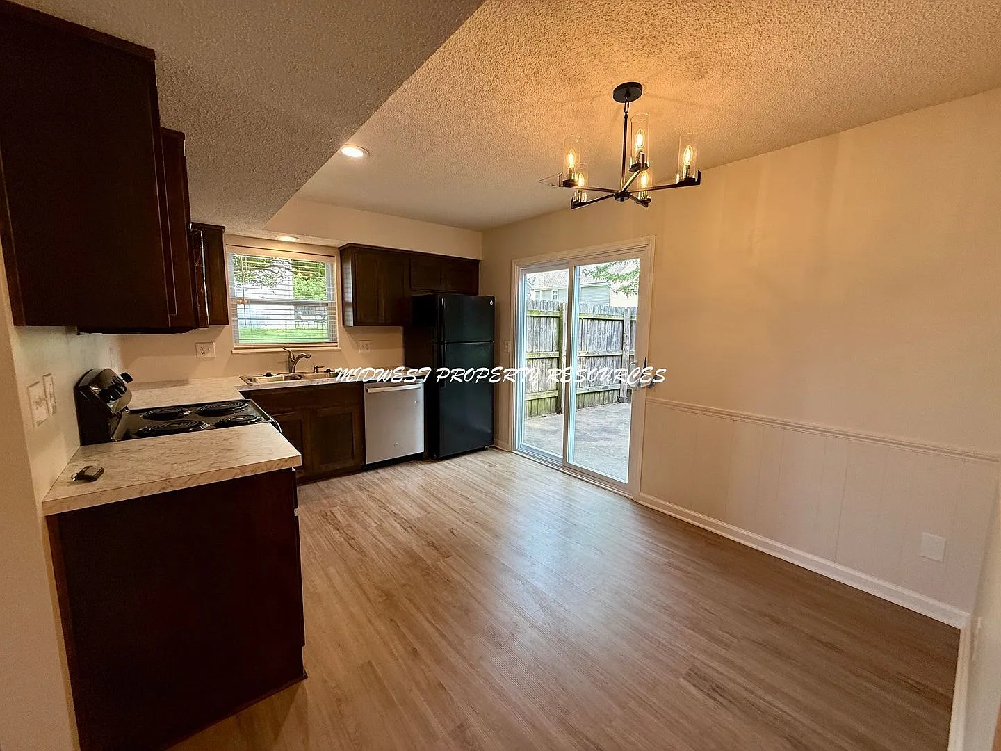 Updated 2bd 1.5 bath Duplex w/ Garage — Photo 4