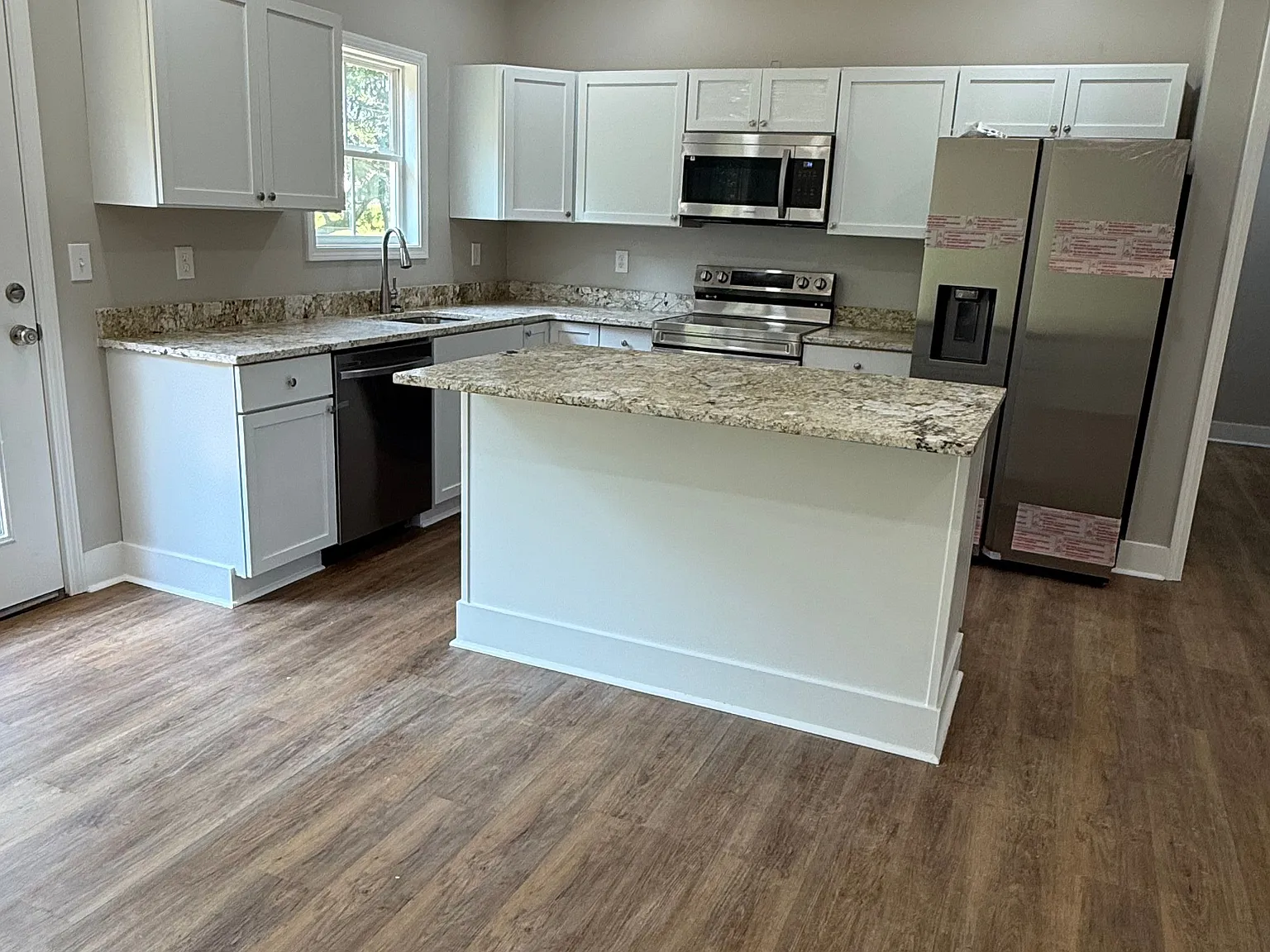 3 bed, 2.0 bath, 1416 sqft, $2,300 — Photo 4