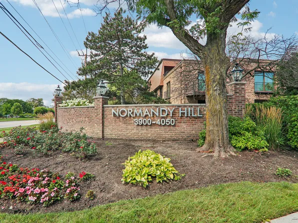 3950 Dundee Rd #203, Northbrook, IL 60062