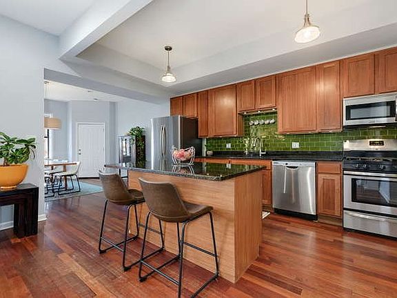 3rd image of 1523 N California Ave #2N