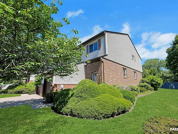 2nd image of 22 Hampton Ct #422