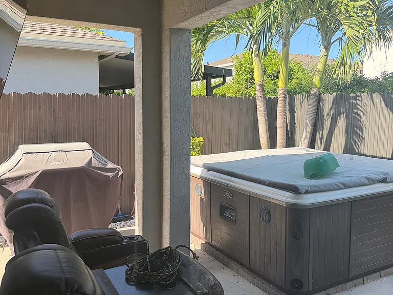 555 NE 6th Pl — Photo 23