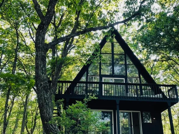 124 Granite Dr, Lords Valley, PA 18428