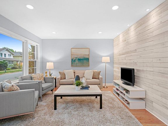 4th image of 1011 S Elmwood Ave