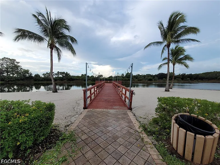 10714 Cetrella Dr — Photo 19