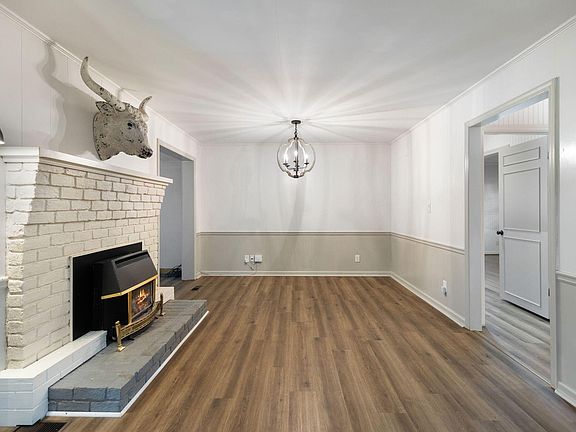 3rd image of 3844 Woodcrest Cir NW