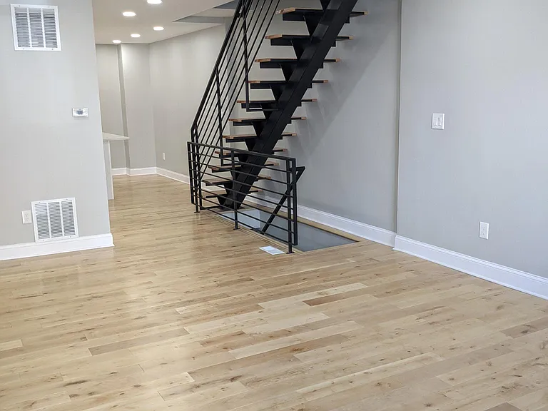 922 Catharine St — Photo 37