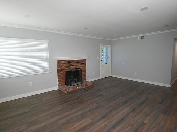 3rd image of 225 W Bonnie Brae Ct