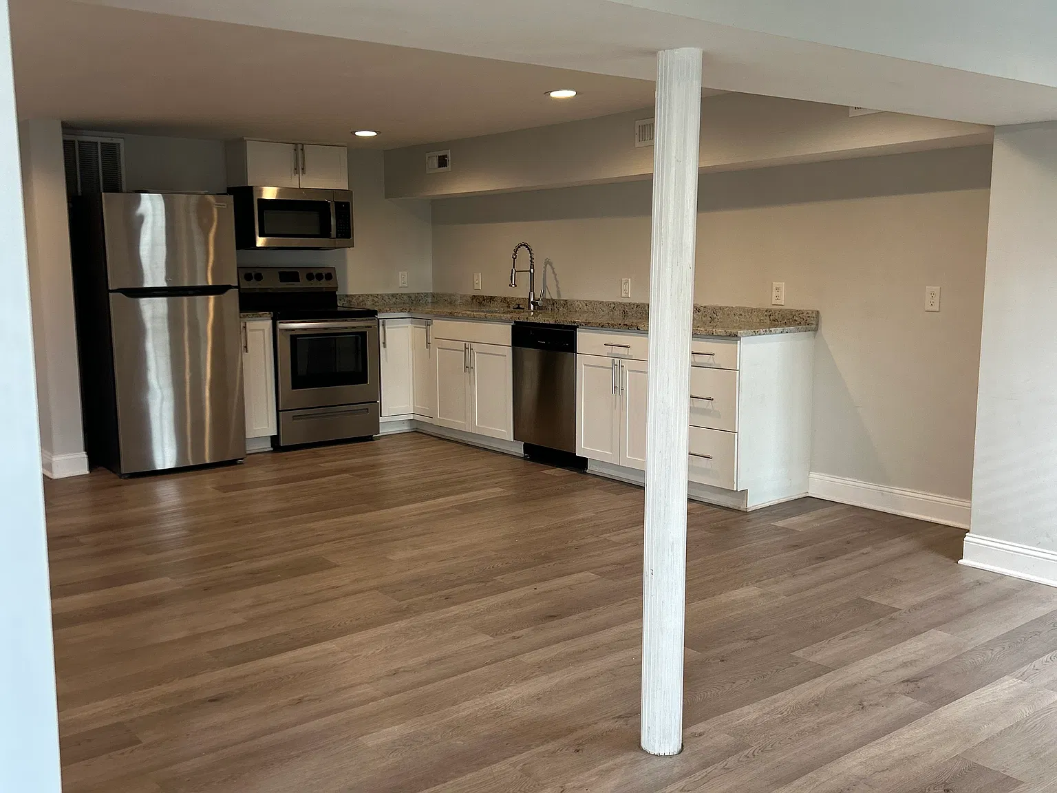 1 bed, 1000 sqft, $1,700 — Photo 3