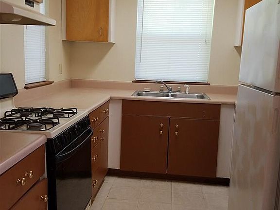 3rd image of 2312 W Wright St