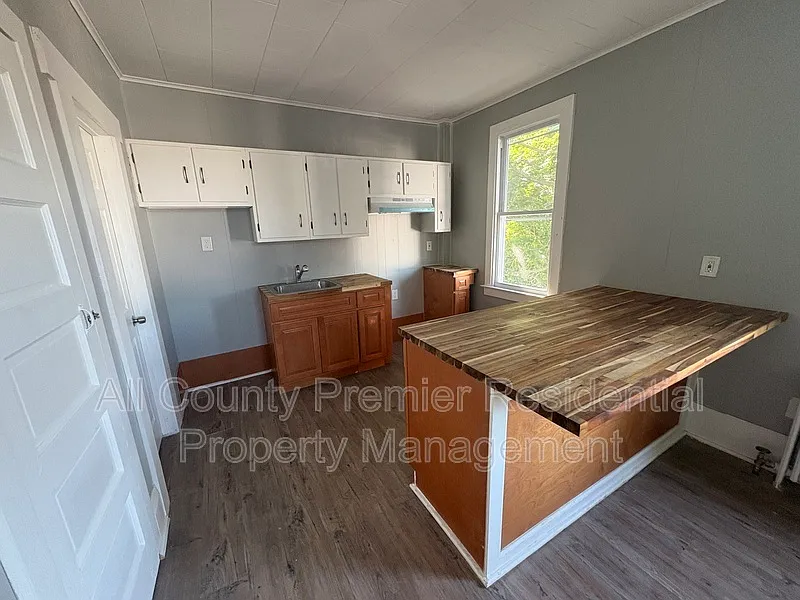 3 bed, 1.0 bath, 1100 sqft, $2,000 — Photo 3