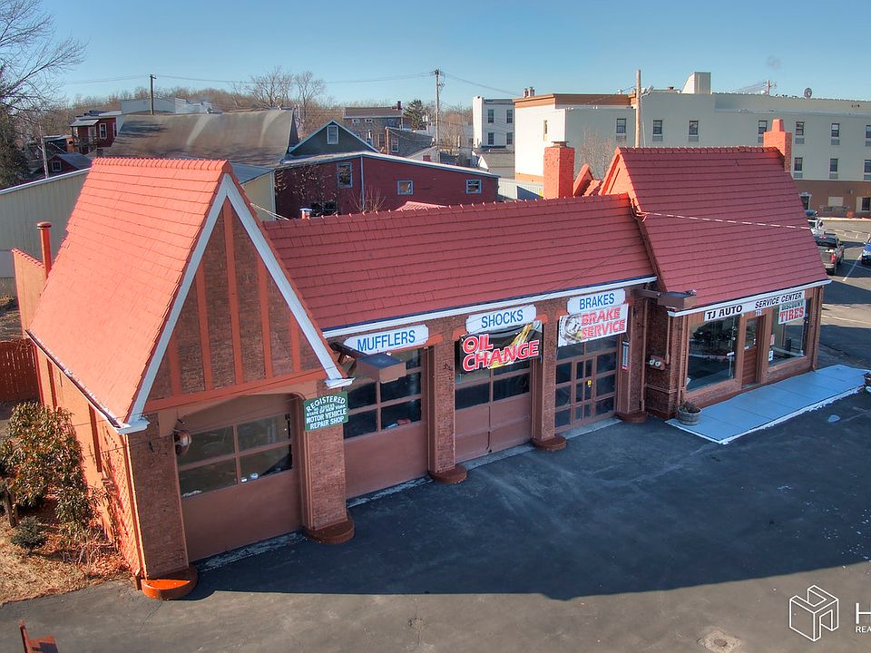 2nd image of 735 Columbia St