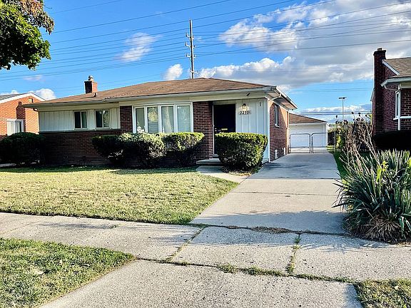 3rd image of 22581 Fullerton St