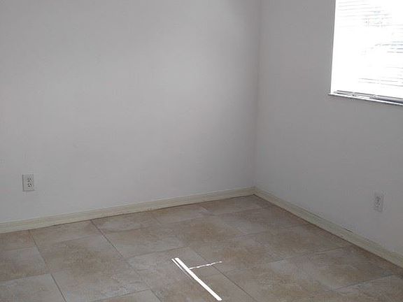 3rd image of 721 SW 36th St APT 101