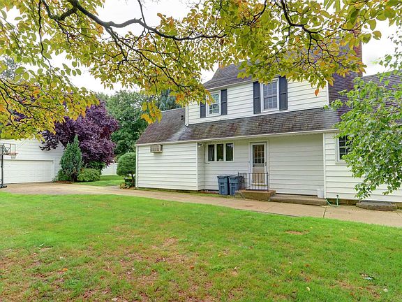 3rd image of 21 Amherst Ct