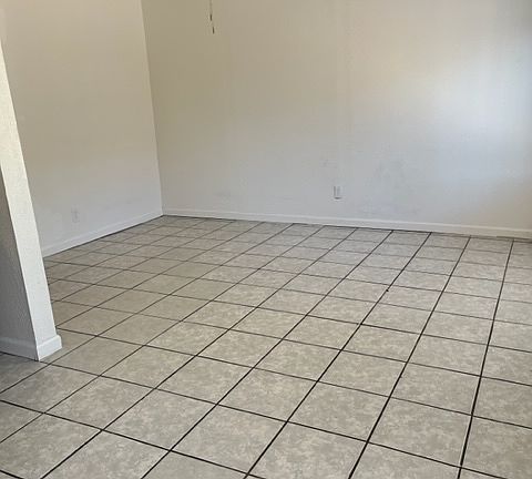 3rd image of 1223 N Dysart Rd #8