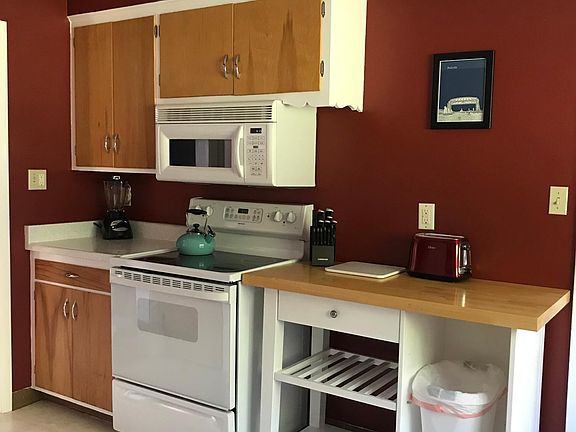 Blender, teapot, toaster, knife set provided.