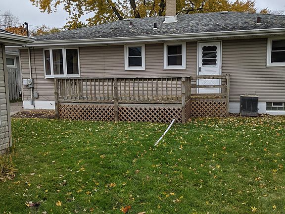 Nice back yard for. With wonderful friendly neighbors. Plenty of room for children to play, with churches and preschools nearby .