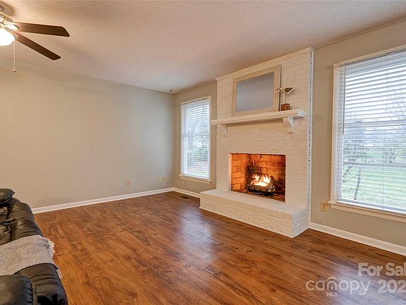 3rd image of 111 Leanna Ct