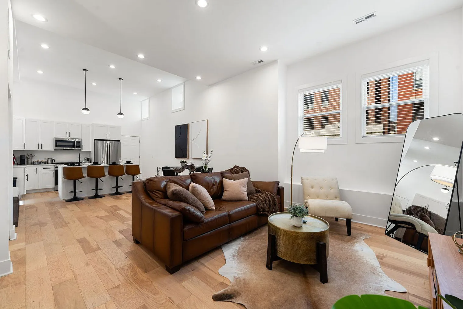 2 bed, 2.0 bath, 990 sqft, $4,056 — Photo 4