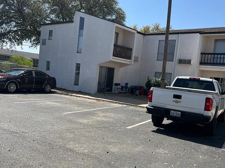 Oxford Court Apartments — Photo 4
