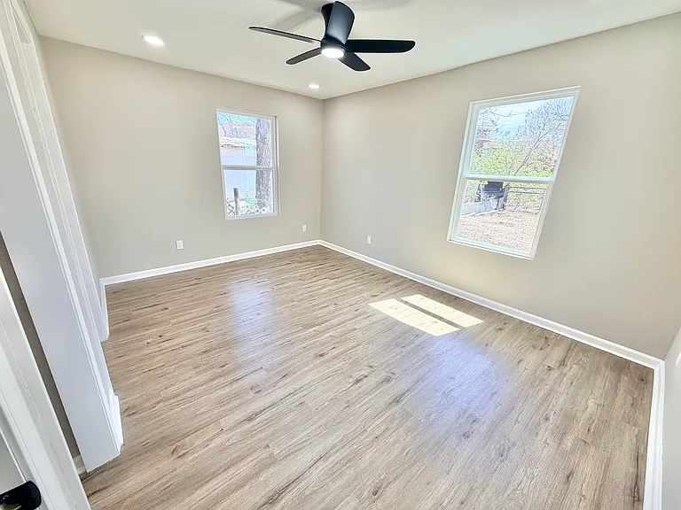 318 Uvalde St — Photo 23