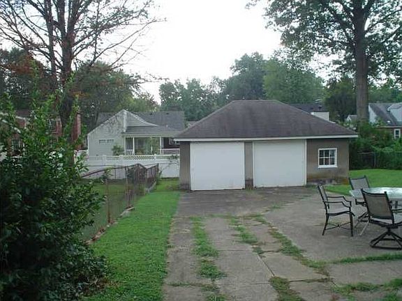 3rd image of 2838 Eleanor Ave