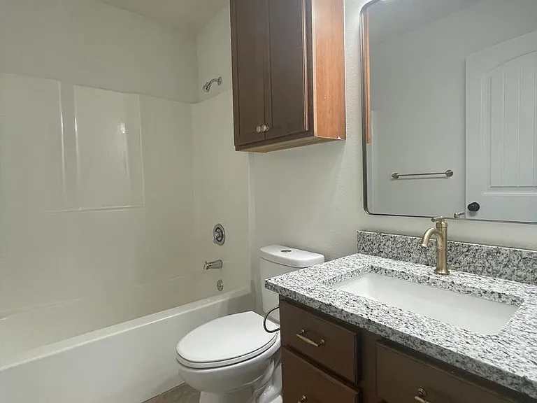 1350-1352 W Kirkwood St — Photo 12