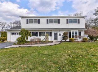 24 Yorktowne Dr, Manalapan, NJ