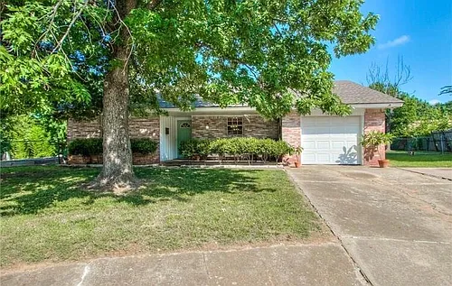1603 Surrey Dr Photo 1