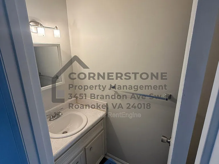 106 Lee Ave NE #10 — Photo 5