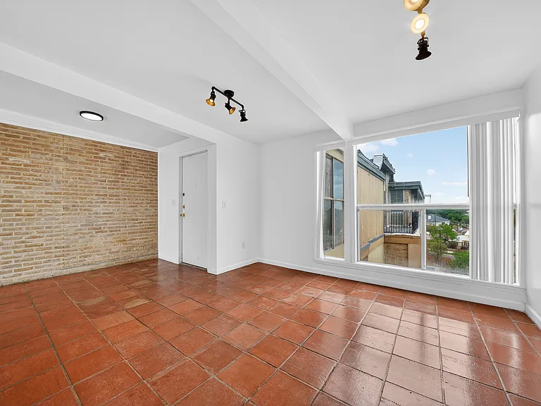 Four Oaks Apartments — Photo 43