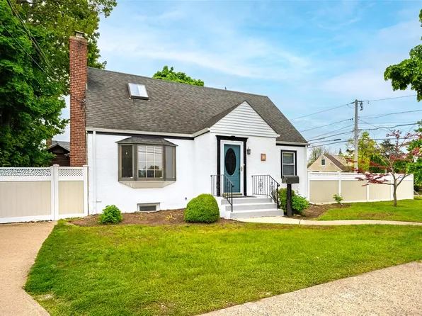 19 Underhill Avenue, Hicksville, NY 11801