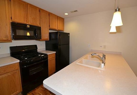 2nd image of 974 W Cuyler Ave APT Gdn