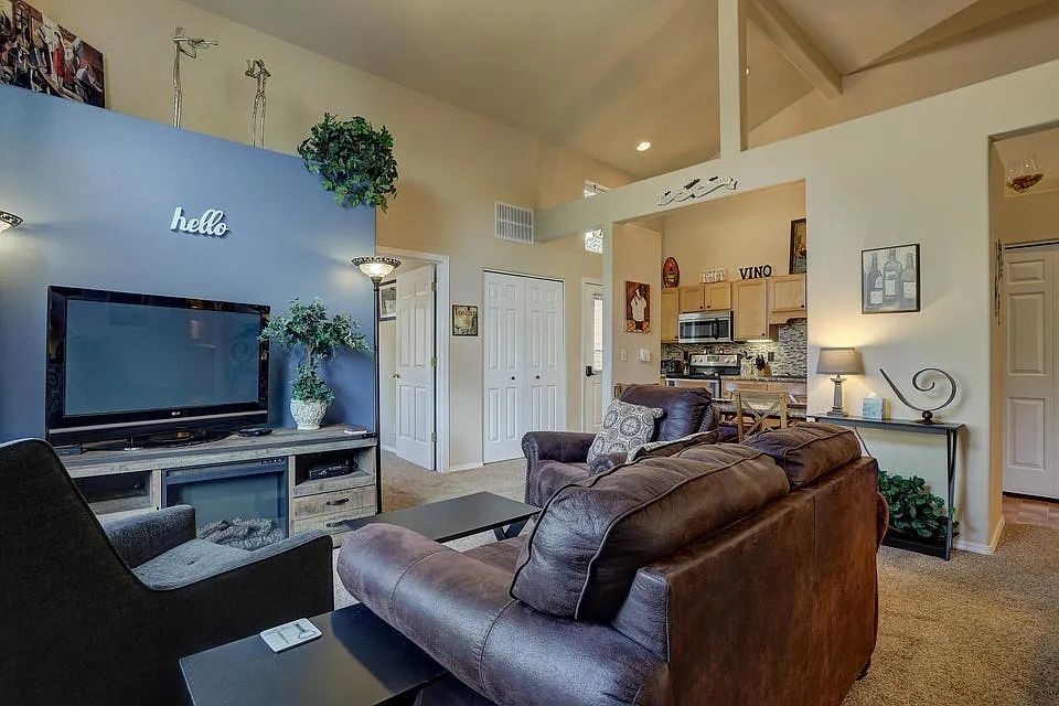 2 bed, 940 sqft, $1,925 — Photo 3