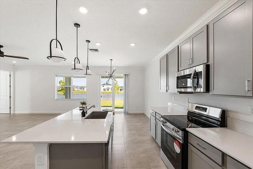 4 bed, 2.0 bath, $2,600 — Photo 4