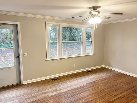 3rd image of 5 Pine Ln