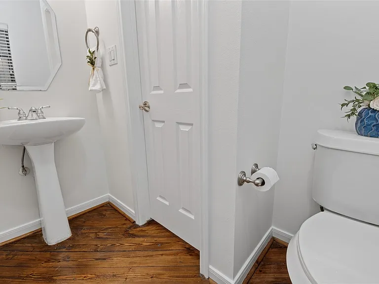 2304 Jackson St — Photo 4