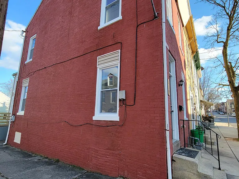 139 N Pine St — Photo 3