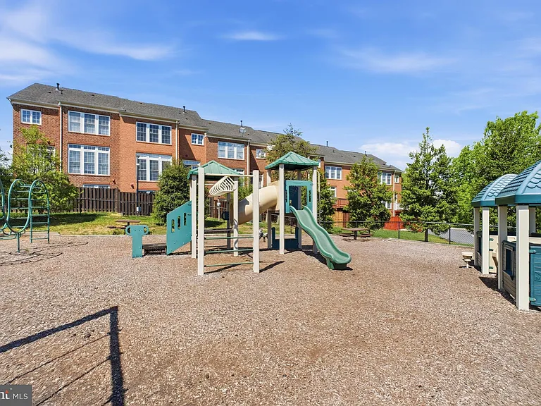 8439 Kirby Lionsdale Dr — Photo 19