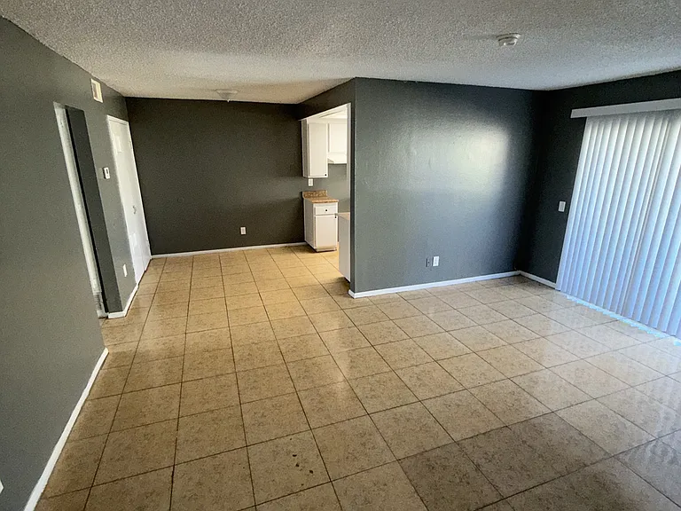 836 E Main St — Photo 2