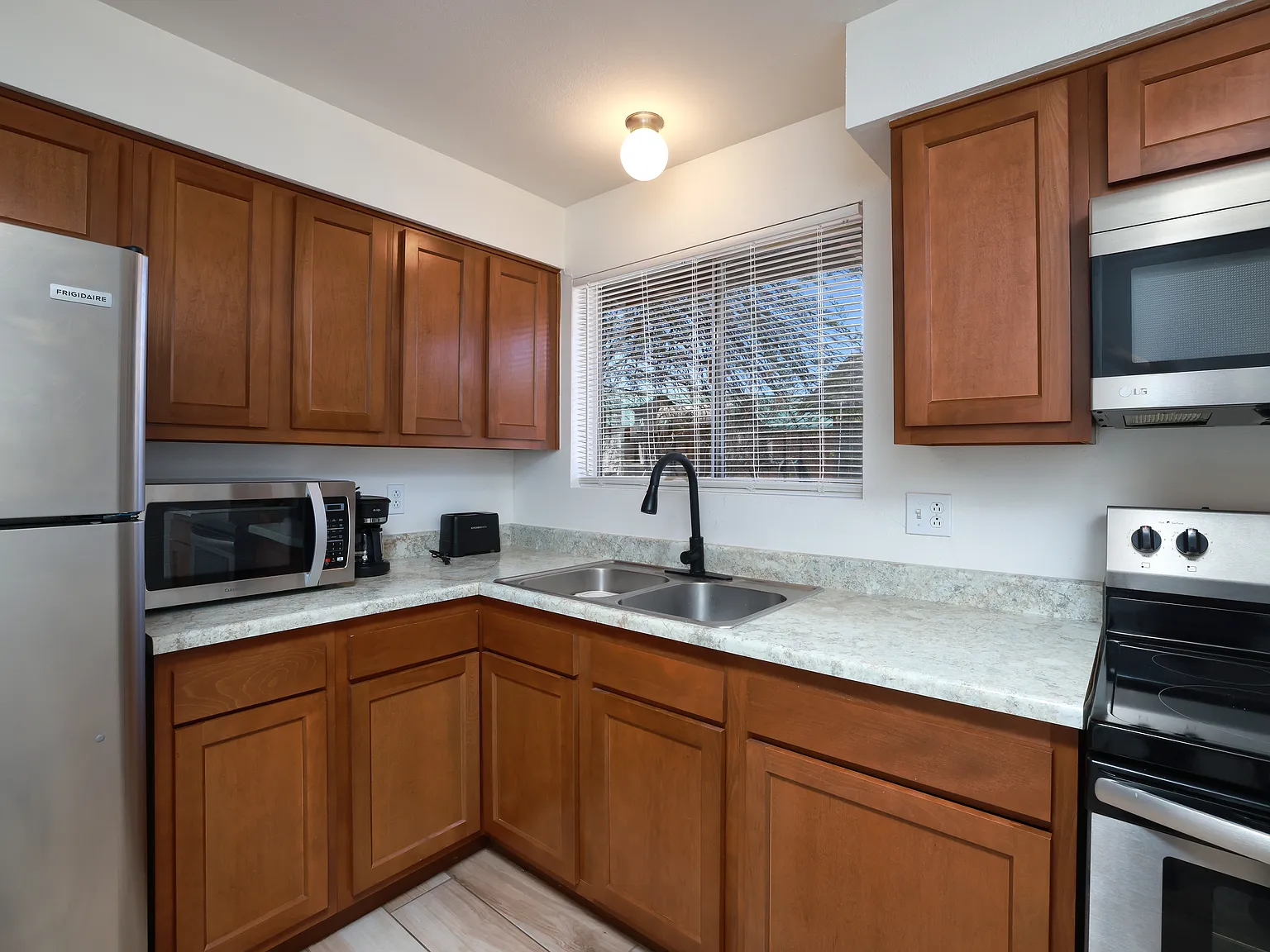 2 bed, 750 sqft, $1,600 — Photo 1