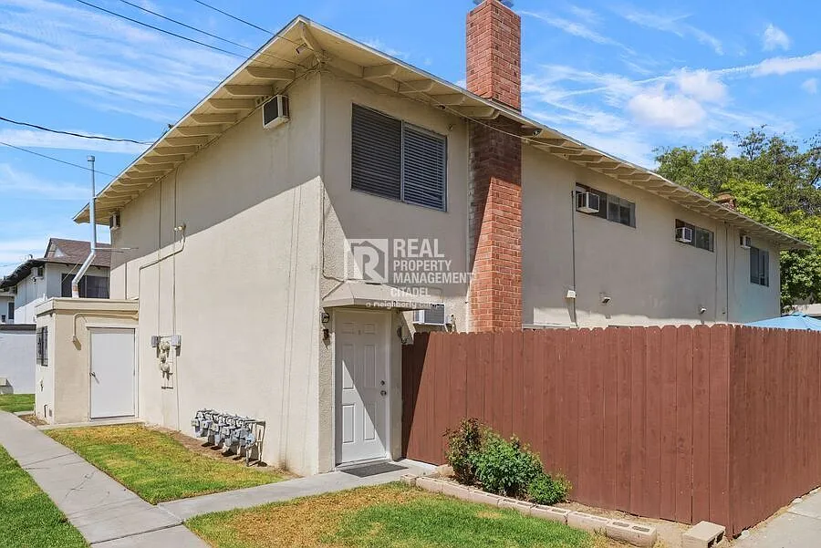 3009 Canyon Crest Dr — Photo 2