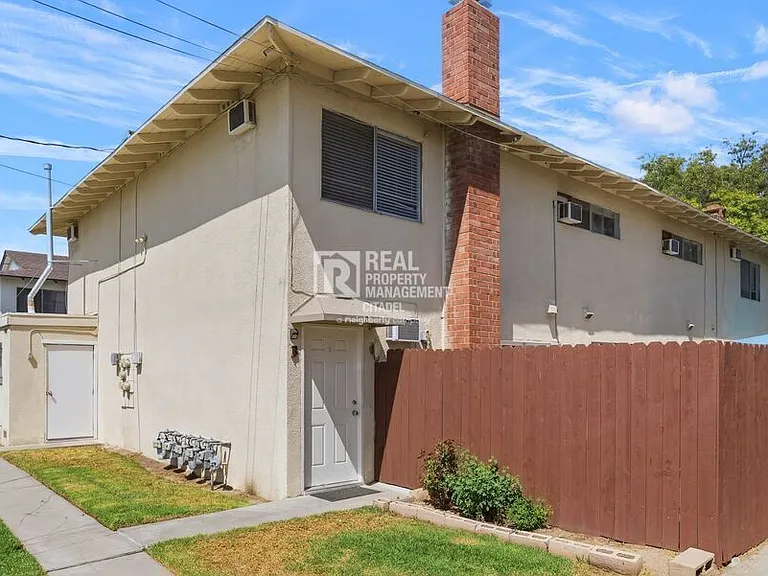 3009 Canyon Crest Dr #B — Photo 2