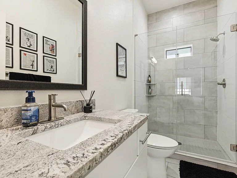 422 W 9th St #106 — Photo 12