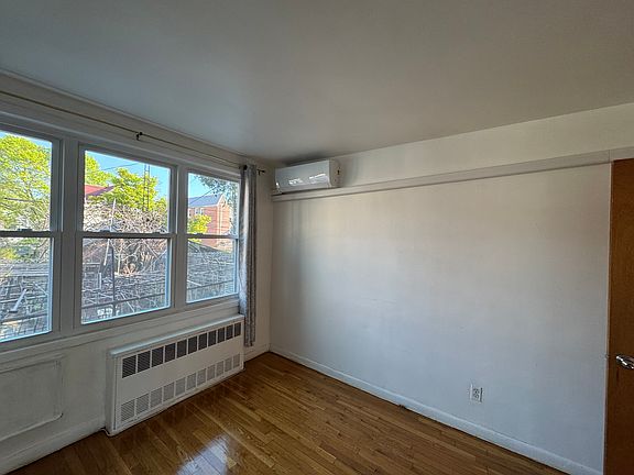 3rd image of 14731 Barclay Ave #1STFLOOR