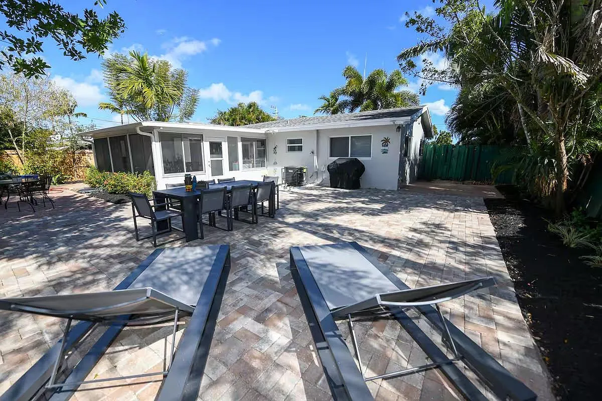 4 bed, 2.0 bath, 1600 sqft, $4,500 — Photo 1