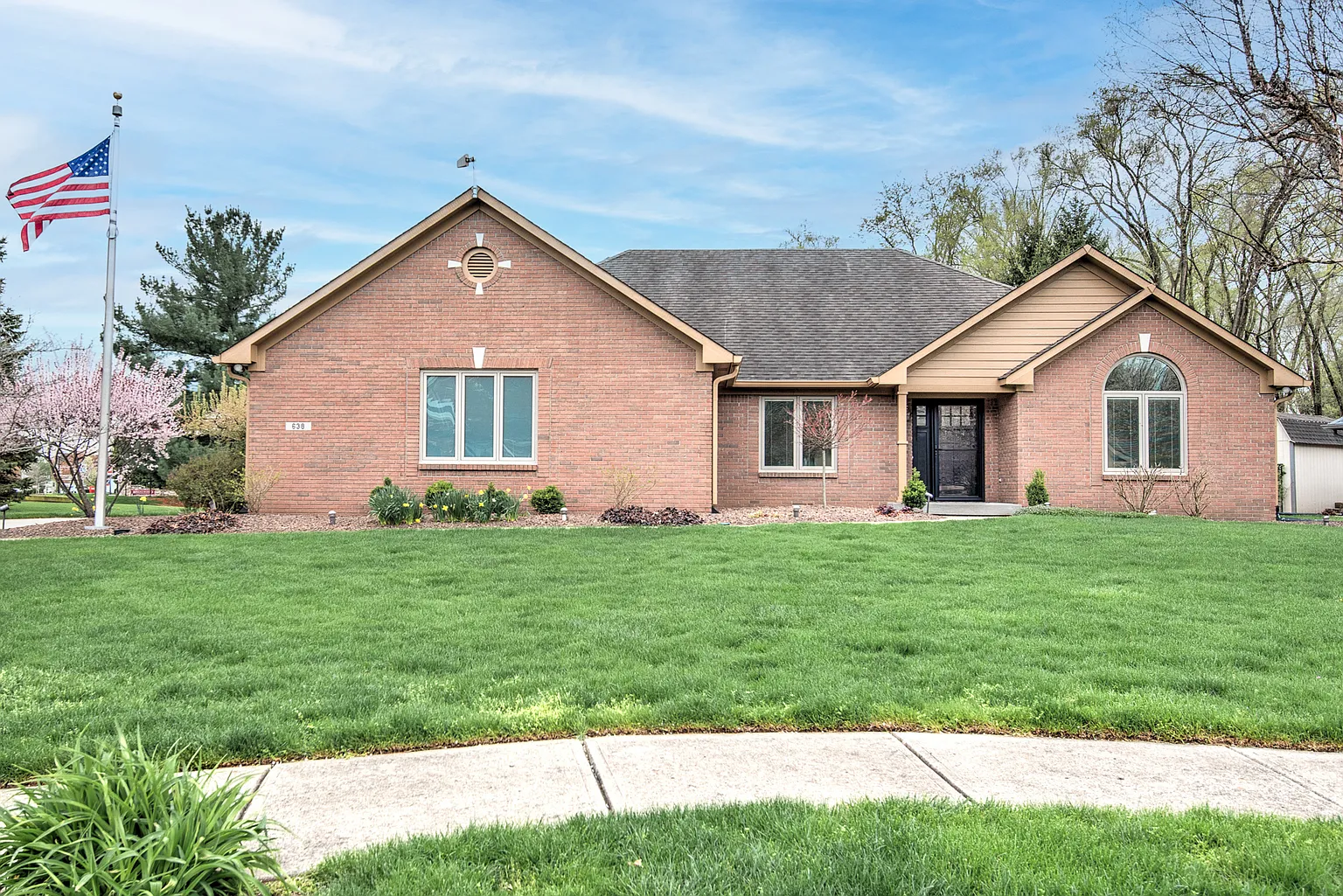 638 Vanhoy Dr photo 1