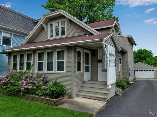 18 Spruce St, Lockport, NY 14094